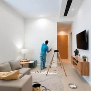صباغ شقق الكويت يقوم بدهان شقة حديثة
