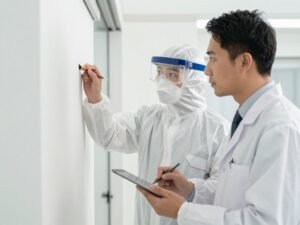أفضل شركة مكافحة حشرات - فني يستخدم تقنية IPM للفحص والمعالجة